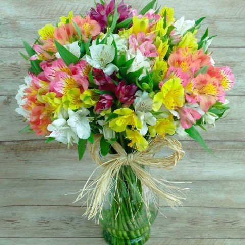 Arranjo de Astromélias Coloridas no Vaso de Vidro